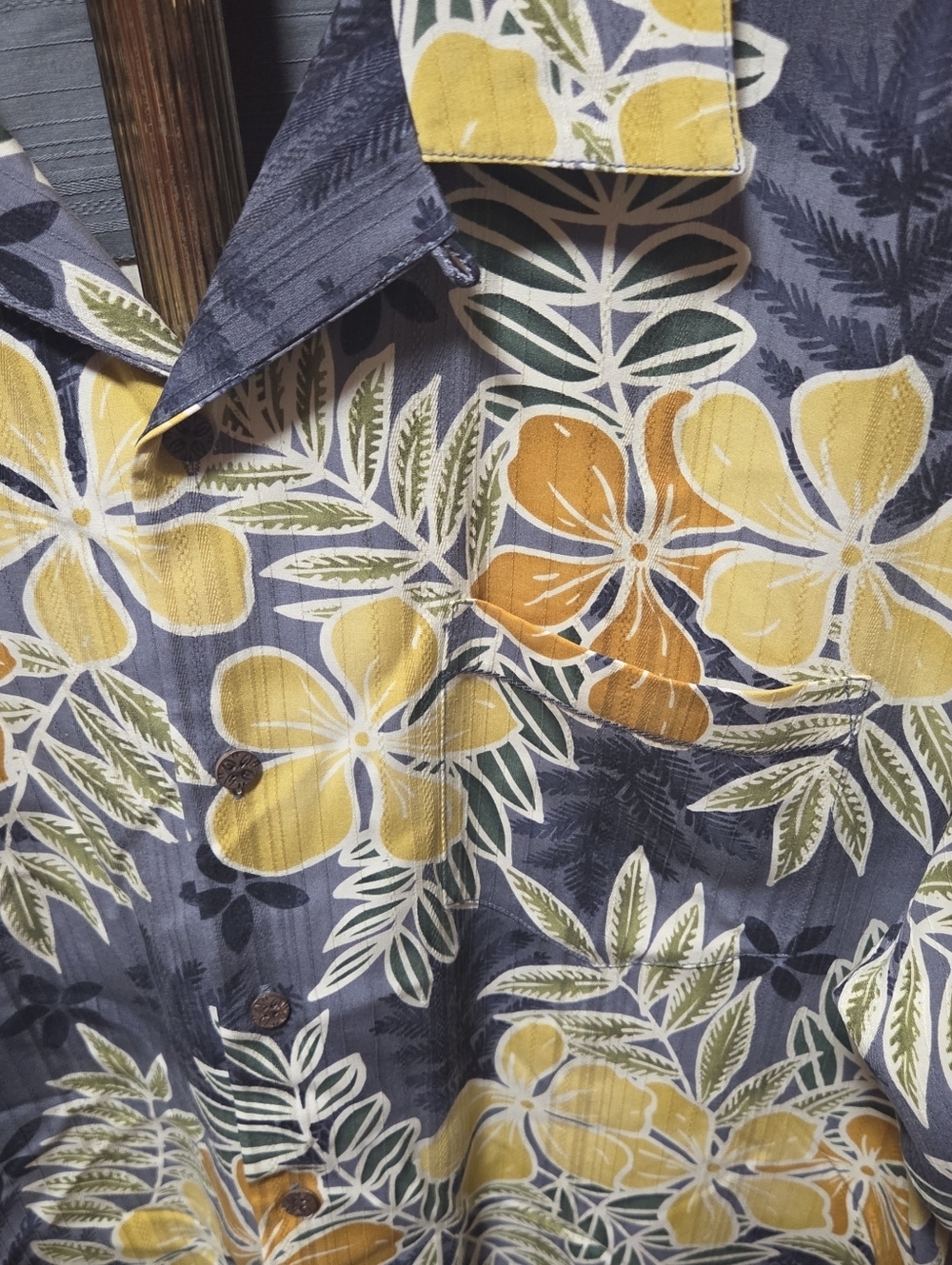 Tommy Bahamas 100% Silk Floral Tropical Hawaiian Aloha Button Shirt Size Large - Picture 3 of 5